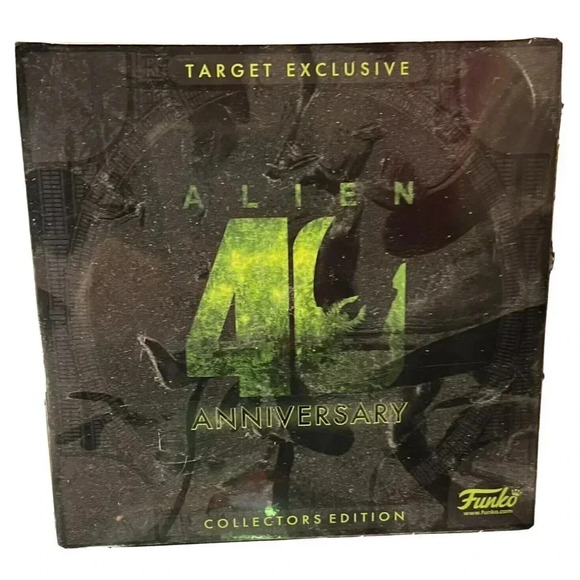 NEW AVP 40th Anniversary Alien V Predator Target Exclusive Figure & T-shirt - Picture 2 of 2